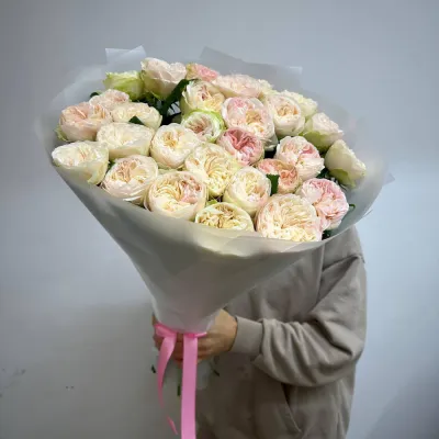 29 Пионовидных роз в руках