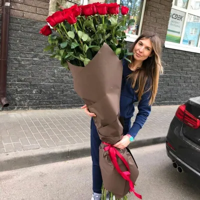 51 гигантская роза высотой 140 см в руках