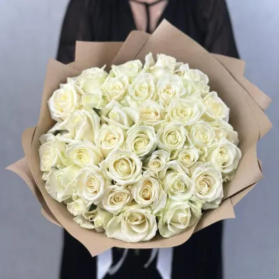 Белые розы 25 шт в руках