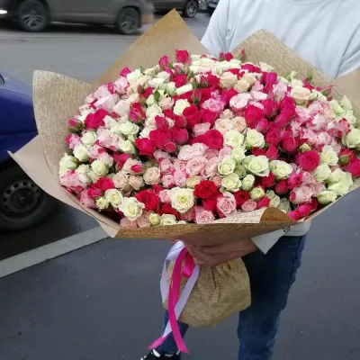 Букет 101 кустовая роза микс в руках