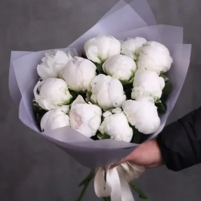 Купить Букет из 13 белых пионов