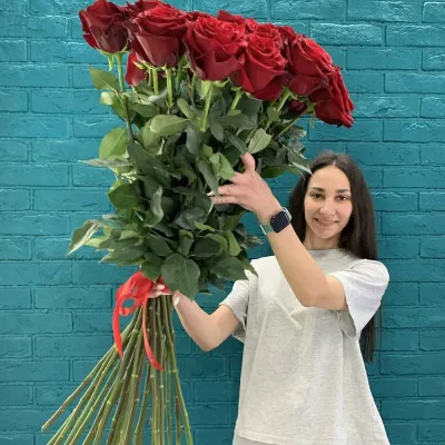 Купить Букет из 25 длинных роз высотой 120 см