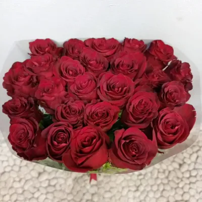 Букет из 25 гигантских роз (110 см) в руках