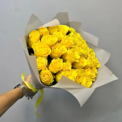 Букет из 25 желтых роз классика в руках
