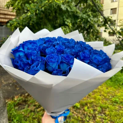 Букет из 35 синих роз (Эквадор) в руках