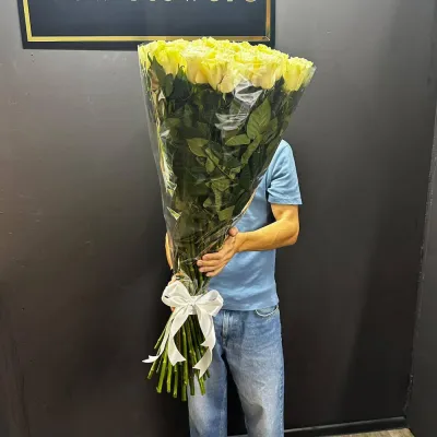 Букет из 35 высоких белых роз (110 см) в руках