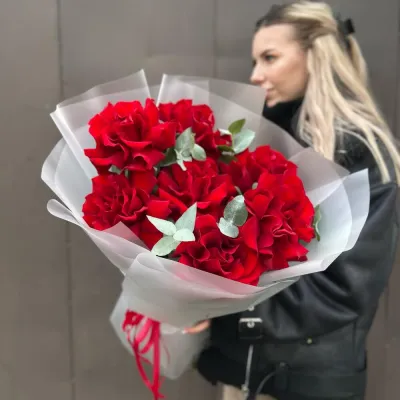 Купить Букет из 7 королевских роз с эвкалиптом