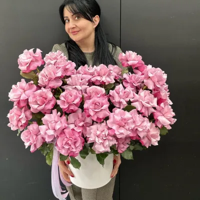 Французские розы 45 шт в коробке в руках