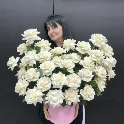 Французские розы 51 шт в коробке в руках