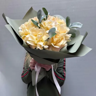 Французские розы 9 шт с рускусом в руках