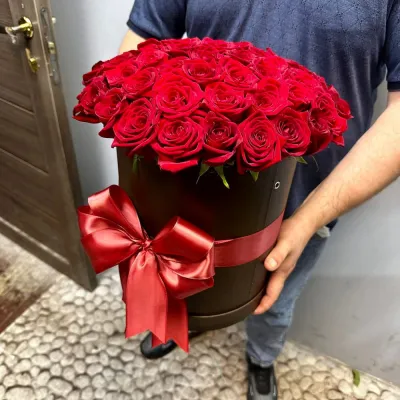 Красные Розы 25 шт в коробке в руках