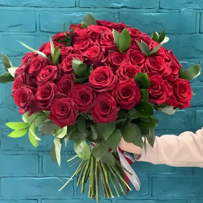 Купить Красные Розы 35 шт с зеленью