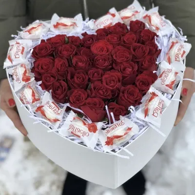 Купить Красные розы и Рафаэлло в сердце