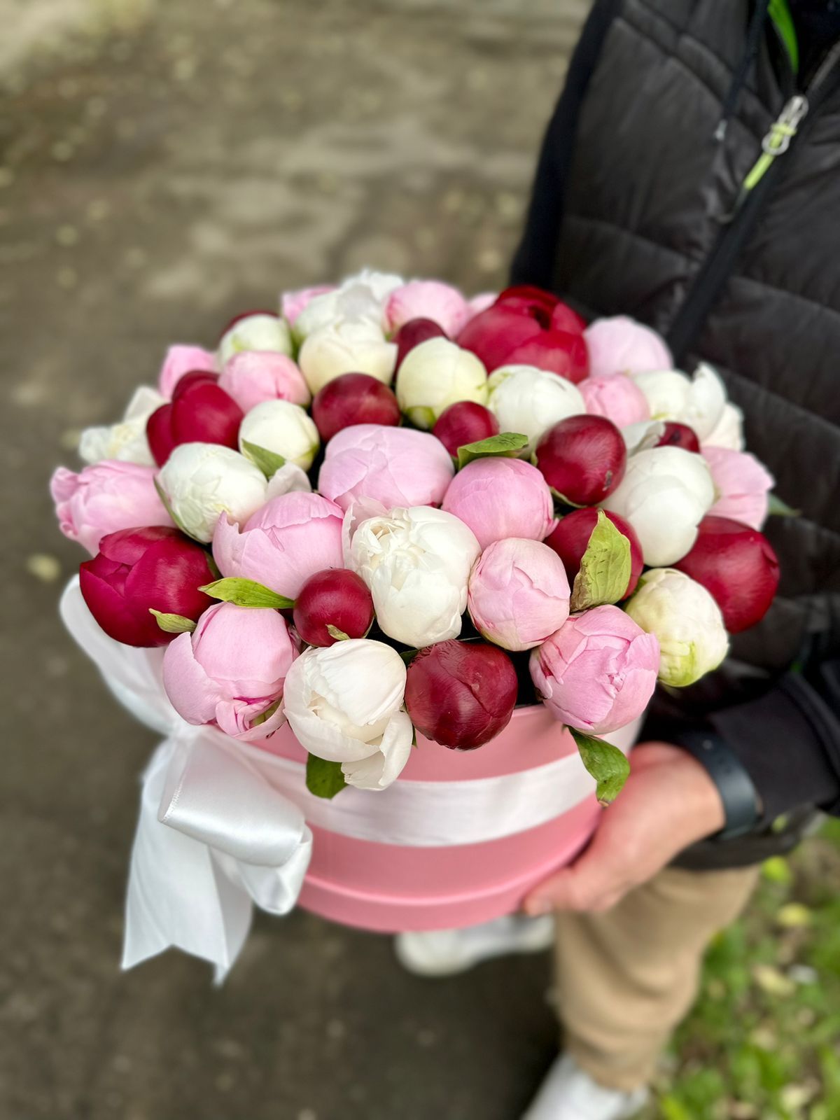 Заказ цветов: Микс пионов 51 шт в шляпной коробке - ракурс 1