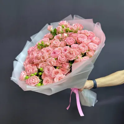Нежный букет из 19 кустовых пионовидных роз в руках