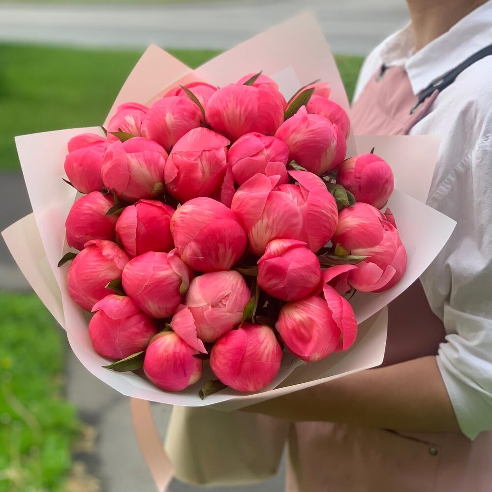 Заказ цветов: Пышный букет из 25 коралловых пионов - ракурс 3