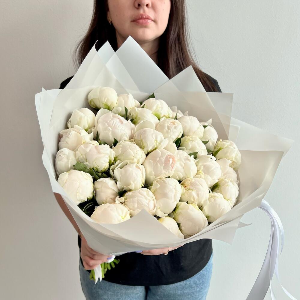 Заказ цветов: Роскошный букет из 35 белых пионов (сорт Duchesse de Nemours) - ракурс 2