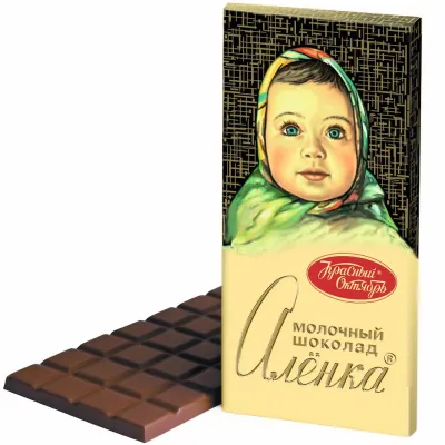 Шоколадка Алёнка в руках